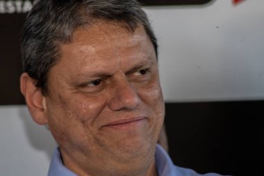 Marilia, Sao Paulo, Brezilya, 14 Temmuz 2023. Sao Paulo Eyaleti Valisi Tarccio Gomes de Freitas, şehirde bir iş açılışı yapmak ve basın konferansında gazetecilere bir konuşma yapmak için sokakta bir konuşma yaptı.