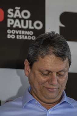 Marilia, Sao Paulo, Brezilya, 14 Temmuz 2023. Sao Paulo Eyaleti Valisi Tarccio Gomes de Freitas, şehirde bir iş açılışı yapmak ve basın konferansında gazetecilere bir konuşma yapmak için sokakta bir konuşma yaptı.