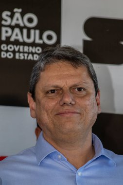 Marilia, Sao Paulo, Brezilya, 14 Temmuz 2023. Sao Paulo Eyaleti Valisi Tarccio Gomes de Freitas, şehirde bir iş açılışı yapmak ve basın konferansında gazetecilere bir konuşma yapmak için sokakta bir konuşma yaptı.