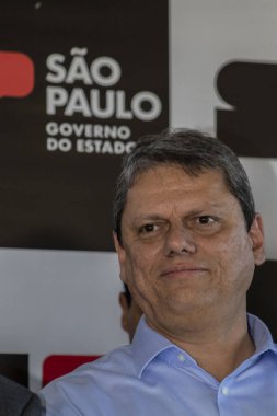 Marilia, Sao Paulo, Brezilya, 14 Temmuz 2023. Sao Paulo Eyaleti Valisi Tarccio Gomes de Freitas, şehirde bir iş açılışı yapmak ve basın konferansında gazetecilere bir konuşma yapmak için sokakta bir konuşma yaptı.