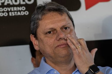 Marilia, Sao Paulo, Brezilya, 14 Temmuz 2023. Sao Paulo Eyaleti Valisi Tarccio Gomes de Freitas, şehirde bir iş açılışı yapmak ve basın konferansında gazetecilere bir konuşma yapmak için sokakta bir konuşma yaptı.