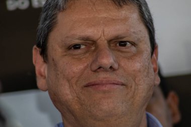 Marilia, Sao Paulo, Brezilya, 14 Temmuz 2023. Sao Paulo Eyaleti Valisi Tarccio Gomes de Freitas, şehirde bir iş açılışı yapmak ve basın konferansında gazetecilere bir konuşma yapmak için sokakta bir konuşma yaptı.