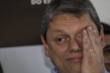 Marilia, Sao Paulo, Brezilya, 14 Temmuz 2023. Sao Paulo Eyaleti Valisi Tarccio Gomes de Freitas, şehirde bir iş açılışı yapmak ve basın konferansında gazetecilere bir konuşma yapmak için sokakta bir konuşma yaptı.