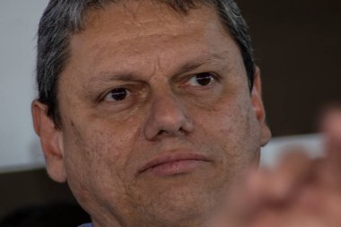 Marilia, Sao Paulo, Brezilya, 14 Temmuz 2023. Sao Paulo Eyaleti Valisi Tarccio Gomes de Freitas, şehirde bir iş açılışı yapmak ve basın konferansında gazetecilere bir konuşma yapmak için sokakta bir konuşma yaptı.