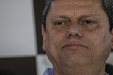 Marilia, Sao Paulo, Brezilya, 14 Temmuz 2023. Sao Paulo Eyaleti Valisi Tarccio Gomes de Freitas, şehirde bir iş açılışı yapmak ve basın konferansında gazetecilere bir konuşma yapmak için sokakta bir konuşma yaptı.
