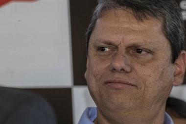 Marilia, Sao Paulo, Brezilya, 14 Temmuz 2023. Sao Paulo Eyaleti Valisi Tarccio Gomes de Freitas, şehirde bir iş açılışı yapmak ve basın konferansında gazetecilere bir konuşma yapmak için sokakta bir konuşma yaptı.