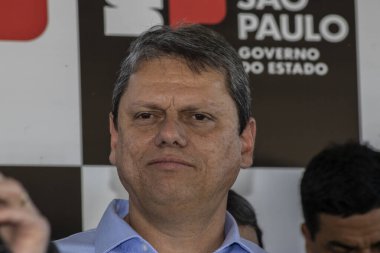 Marilia, Sao Paulo, Brezilya, 14 Temmuz 2023. Sao Paulo Eyaleti Valisi Tarccio Gomes de Freitas, şehirde bir iş açılışı yapmak ve basın konferansında gazetecilere bir konuşma yapmak için sokakta bir konuşma yaptı.
