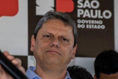 Marilia, Sao Paulo, Brezilya, 14 Temmuz 2023. Sao Paulo Eyaleti Valisi Tarccio Gomes de Freitas, şehirde bir iş açılışı yapmak ve basın konferansında gazetecilere bir konuşma yapmak için sokakta bir konuşma yaptı.
