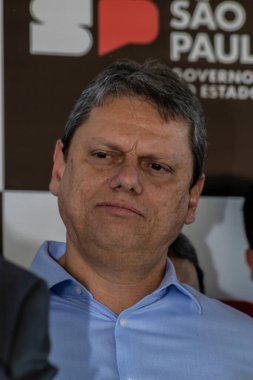Marilia, Sao Paulo, Brezilya, 14 Temmuz 2023. Sao Paulo Eyaleti Valisi Tarccio Gomes de Freitas, şehirde bir iş açılışı yapmak ve basın konferansında gazetecilere bir konuşma yapmak için sokakta bir konuşma yaptı.