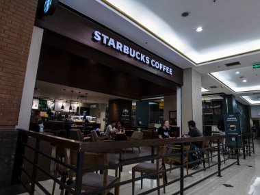 Sao Paulo, Brezilya, 3 Ağustos 2023. Sao Paulo şehrinin güney bölgesindeki Brooklin mahallesindeki bir alışveriş merkezinin içindeki Starbucks kafe.