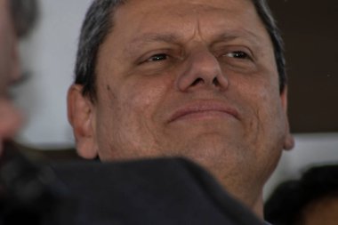 Marilia, Sao Paulo, Brezilya, 14 Temmuz 2023. Sao Paulo Eyaleti Valisi Tarccio Gomes de Freitas, şehirde bir iş açılışı yapmak ve basın konferansında gazetecilere bir konuşma yapmak için sokakta bir konuşma yaptı.