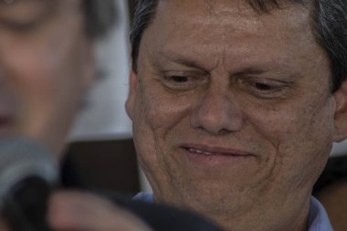 Marilia, Sao Paulo, Brezilya, 14 Temmuz 2023. Sao Paulo Eyaleti Valisi Tarccio Gomes de Freitas, şehirde bir iş açılışı yapmak ve basın konferansında gazetecilere bir konuşma yapmak için sokakta bir konuşma yaptı.