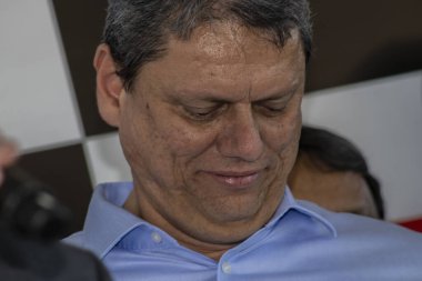 Marilia, Sao Paulo, Brezilya, 14 Temmuz 2023. Sao Paulo Eyaleti Valisi Tarccio Gomes de Freitas, şehirde bir iş açılışı yapmak ve basın konferansında gazetecilere bir konuşma yapmak için sokakta bir konuşma yaptı.