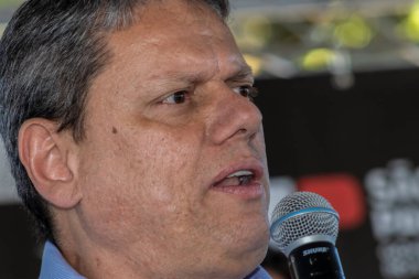 Marilia, Sao Paulo, Brezilya, 14 Temmuz 2023. Sao Paulo Eyaleti Valisi Tarccio Gomes de Freitas, şehirde bir iş açılışı yapmak ve basın konferansında gazetecilere bir konuşma yapmak için sokakta bir konuşma yaptı.