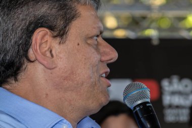 Marilia, Sao Paulo, Brezilya, 14 Temmuz 2023. Sao Paulo Eyaleti Valisi Tarccio Gomes de Freitas, şehirde bir iş açılışı yapmak ve basın konferansında gazetecilere bir konuşma yapmak için sokakta bir konuşma yaptı.