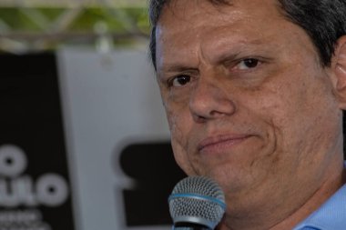 Marilia, Sao Paulo, Brezilya, 14 Temmuz 2023. Sao Paulo Eyaleti Valisi Tarccio Gomes de Freitas, şehirde bir iş açılışı yapmak ve basın konferansında gazetecilere bir konuşma yapmak için sokakta bir konuşma yaptı.