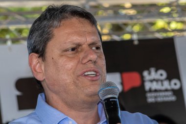 Marilia, Sao Paulo, Brezilya, 14 Temmuz 2023. Sao Paulo Eyaleti Valisi Tarccio Gomes de Freitas, şehirde bir iş açılışı yapmak ve basın konferansında gazetecilere bir konuşma yapmak için sokakta bir konuşma yaptı.