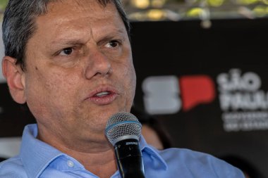 Marilia, Sao Paulo, Brezilya, 14 Temmuz 2023. Sao Paulo Eyaleti Valisi Tarccio Gomes de Freitas, şehirde bir iş açılışı yapmak ve basın konferansında gazetecilere bir konuşma yapmak için sokakta bir konuşma yaptı.