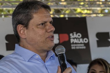 Marilia, Sao Paulo, Brezilya, 14 Temmuz 2023. Sao Paulo Eyaleti Valisi Tarccio Gomes de Freitas, şehirde bir iş açılışı yapmak ve basın konferansında gazetecilere bir konuşma yapmak için sokakta bir konuşma yaptı.