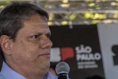 Marilia, Sao Paulo, Brezilya, 14 Temmuz 2023. Sao Paulo Eyaleti Valisi Tarccio Gomes de Freitas, şehirde bir iş açılışı yapmak ve basın konferansında gazetecilere bir konuşma yapmak için sokakta bir konuşma yaptı.