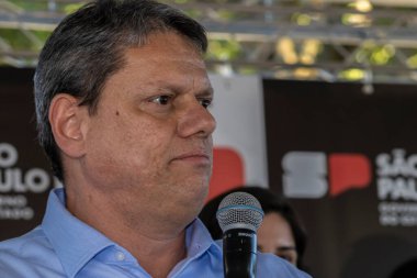 Marilia, Sao Paulo, Brezilya, 14 Temmuz 2023. Sao Paulo Eyaleti Valisi Tarccio Gomes de Freitas, şehirde bir iş açılışı yapmak ve basın konferansında gazetecilere bir konuşma yapmak için sokakta bir konuşma yaptı.