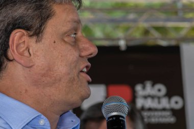 Marilia, Sao Paulo, Brezilya, 14 Temmuz 2023. Sao Paulo Eyaleti Valisi Tarcisio Gomes de Freitas, kentteki bir çalışmanın açılışını yapmak ve basın toplantısında gazetecilere bir konuşma yapmak için sokakta bir konuşma yaptı.