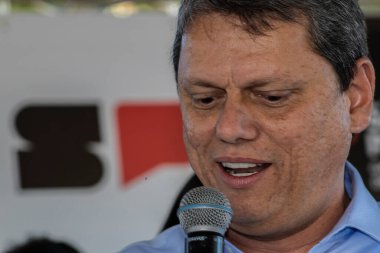 Marilia, So Paulo, Brezilya, 14 Temmuz 2023. Sao Paulo Eyaleti Valisi Tarccisio Gomes de Freitas, kentteki bir çalışmanın açılışını yapmak ve basın toplantısında gazetecilere bir konuşma yapmak için sokakta bir konuşma yaptı.