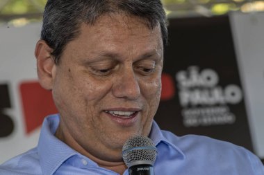 Marilia, So Paulo, Brezilya, 14 Temmuz 2023. Sao Paulo Eyaleti Valisi Tarccisio Gomes de Freitas, kentteki bir çalışmanın açılışını yapmak ve basın toplantısında gazetecilere bir konuşma yapmak için sokakta bir konuşma yaptı.