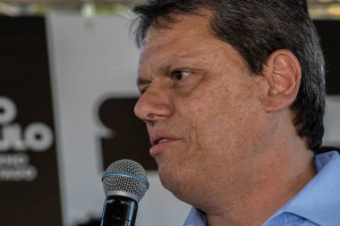 Marilia, Sao Paulo, Brezilya, 14 Temmuz 2023. Sao Paulo Eyaleti Valisi Tarccio Gomes de Freitas, şehirde bir iş açılışı yapmak ve basın konferansında gazetecilere bir konuşma yapmak için sokakta bir konuşma yaptı.