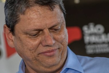 Marilia, Sao Paulo, Brezilya, 14 Temmuz 2023. Sao Paulo Eyaleti Valisi Tarccio Gomes de Freitas, şehirde bir iş açılışı yapmak ve basın konferansında gazetecilere bir konuşma yapmak için sokakta bir konuşma yaptı.