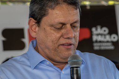 Marilia, Sao Paulo, Brezilya, 14 Temmuz 2023. Sao Paulo Eyaleti Valisi Tarccio Gomes de Freitas, şehirde bir iş açılışı yapmak ve basın konferansında gazetecilere bir konuşma yapmak için sokakta bir konuşma yaptı.