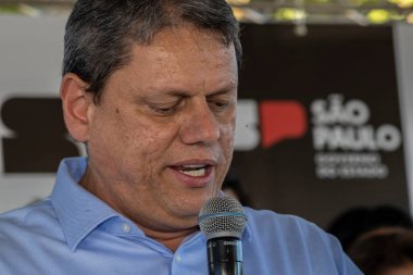 Marilia, Sao Paulo, Brezilya, 14 Temmuz 2023. Sao Paulo Eyaleti Valisi Tarccio Gomes de Freitas, şehirde bir iş açılışı yapmak ve basın konferansında gazetecilere bir konuşma yapmak için sokakta bir konuşma yaptı.