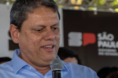 Marilia, Sao Paulo, Brezilya, 14 Temmuz 2023. Sao Paulo Eyaleti Valisi Tarccio Gomes de Freitas, şehirde bir iş açılışı yapmak ve basın konferansında gazetecilere bir konuşma yapmak için sokakta bir konuşma yaptı.
