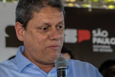 Marilia, Sao Paulo, Brezilya, 14 Temmuz 2023. Sao Paulo Eyaleti Valisi Tarccio Gomes de Freitas, şehirde bir iş açılışı yapmak ve basın konferansında gazetecilere bir konuşma yapmak için sokakta bir konuşma yaptı.