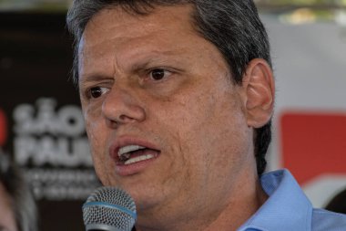 Marilia, Sao Paulo, Brezilya, 14 Temmuz 2023. Sao Paulo Eyaleti Valisi Tarccio Gomes de Freitas, şehirde bir iş açılışı yapmak ve basın konferansında gazetecilere bir konuşma yapmak için sokakta bir konuşma yaptı.