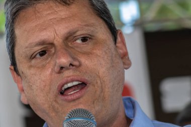 Marilia, Sao Paulo, Brezilya, 14 Temmuz 2023. Sao Paulo Eyaleti Valisi Tarccio Gomes de Freitas, şehirde bir iş açılışı yapmak ve basın konferansında gazetecilere bir konuşma yapmak için sokakta bir konuşma yaptı.