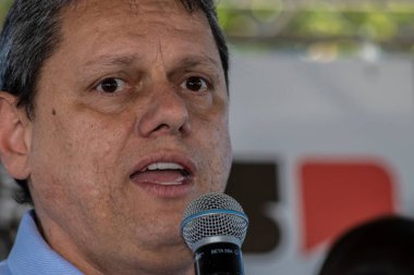 Marilia, So Paulo, Brezilya, 14 Temmuz 2023. Sao Paulo Eyaleti Valisi Tarccisio Gomes de Freitas, kentteki bir çalışmanın açılışını yapmak ve basın toplantısında gazetecilere bir konuşma yapmak için sokakta bir konuşma yaptı.