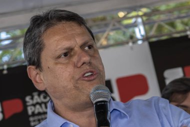Marilia, Sao Paulo, Brezilya, 14 Temmuz 2023. Sao Paulo Eyaleti Valisi Tarccio Gomes de Freitas, şehirde bir iş açılışı yapmak ve basın konferansında gazetecilere bir konuşma yapmak için sokakta bir konuşma yaptı.
