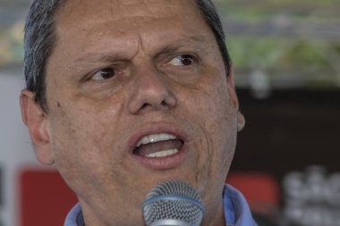 Marilia, Sao Paulo, Brezilya, 14 Temmuz 2023. Sao Paulo Eyaleti Valisi Tarccio Gomes de Freitas, şehirde bir iş açılışı yapmak ve basın konferansında gazetecilere bir konuşma yapmak için sokakta bir konuşma yaptı.