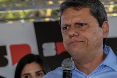 Marilia, Sao Paulo, Brezilya, 14 Temmuz 2023. Sao Paulo Eyaleti Valisi Tarccio Gomes de Freitas, şehirde bir iş açılışı yapmak ve basın konferansında gazetecilere bir konuşma yapmak için sokakta bir konuşma yaptı.