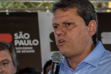 Marilia, Sao Paulo, Brezilya, 14 Temmuz 2023. Sao Paulo Eyaleti Valisi Tarccio Gomes de Freitas, şehirde bir iş açılışı yapmak ve basın konferansında gazetecilere bir konuşma yapmak için sokakta bir konuşma yaptı.
