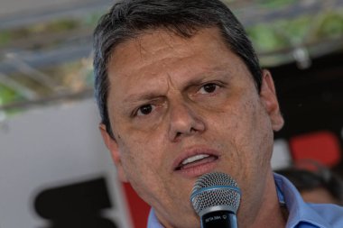 Marilia, So Paulo, Brezilya, 14 Temmuz 2023. Sao Paulo Eyaleti Valisi Trcisio Gomes de Freitas, kentteki bir çalışmanın açılışını yapmak ve basın toplantısında gazetecilere bir konuşma yapmak için sokakta bir konuşma yaptı.