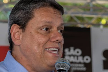 Marilia, Sao Paulo, Brezilya, 14 Temmuz 2023. Sao Paulo Eyaleti Valisi Tarccio Gomes de Freitas, şehirde bir iş açılışı yapmak ve basın konferansında gazetecilere bir konuşma yapmak için sokakta bir konuşma yaptı.