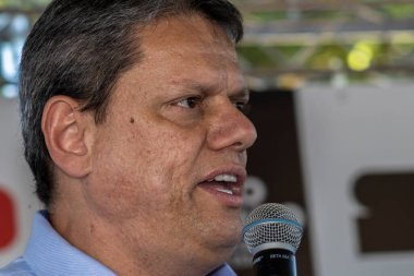 Marilia, Sao Paulo, Brezilya, 14 Temmuz 2023. Sao Paulo Eyaleti Valisi Tarccio Gomes de Freitas, şehirde bir iş açılışı yapmak ve basın konferansında gazetecilere bir konuşma yapmak için sokakta bir konuşma yaptı.