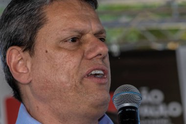 Marilia, Sao Paulo, Brezilya, 14 Temmuz 2023. Sao Paulo Eyaleti Valisi Tarccio Gomes de Freitas, şehirde bir iş açılışı yapmak ve basın konferansında gazetecilere bir konuşma yapmak için sokakta bir konuşma yaptı.