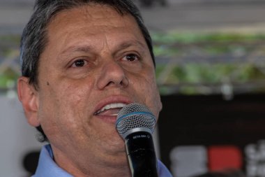 Marilia, Sao Paulo, Brezilya, 14 Temmuz 2023. Sao Paulo Eyaleti Valisi Tarccio Gomes de Freitas, şehirde bir iş açılışı yapmak ve basın konferansında gazetecilere bir konuşma yapmak için sokakta bir konuşma yaptı.