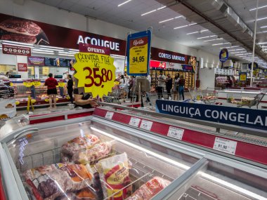 Sao Paulo, Brezilya, 24 Temmuz, 2023. Sao Paulo 'nun güney bölgesinde Assai Atacadista' nın iç kesiminde et ve kasaplık sektörü. Burada ürünler ya büyük miktarlarda toptan, ya da daha küçük miktarlarda perakende satılıyor.