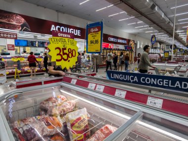 Sao Paulo, Brezilya, 24 Temmuz, 2023. Sao Paulo 'nun güney bölgesinde Assai Atacadista' nın iç kesiminde et ve kasaplık sektörü. Burada ürünler ya büyük miktarlarda toptan, ya da daha küçük miktarlarda perakende satılıyor.