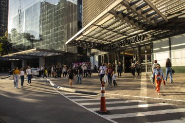 Sao Paulo, Brezilya, 25 Temmuz 2023. Sao Paulo şehrinin merkezindeki Paulista Bulvarı 'nda bulunan Cidade Sao Paulo Alışveriş Merkezi' nin girişinde araç ve müşteriler hareket halinde.