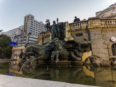 Sao Paulo, Brezilya, 26 Temmuz 2023. Ramos de Azevedo Meydanı 'ndaki çeşme, besteci Carlos Gomes onuruna, Sao Paulo şehir merkezinde.,